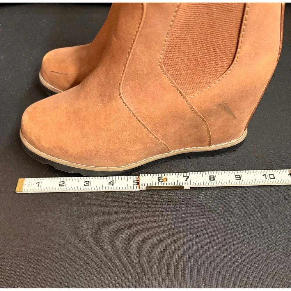 Universal Thread Womens Tan Wedge Chelsea Boots Ankle Booties Brown Sz 8 Western